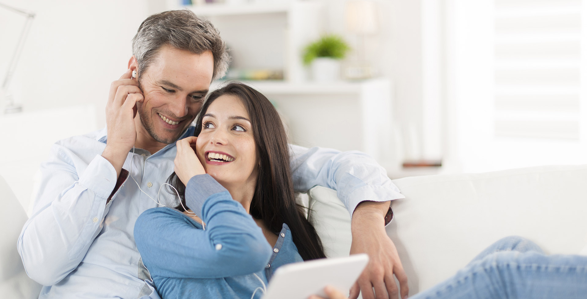 Casal relaxando no sofa